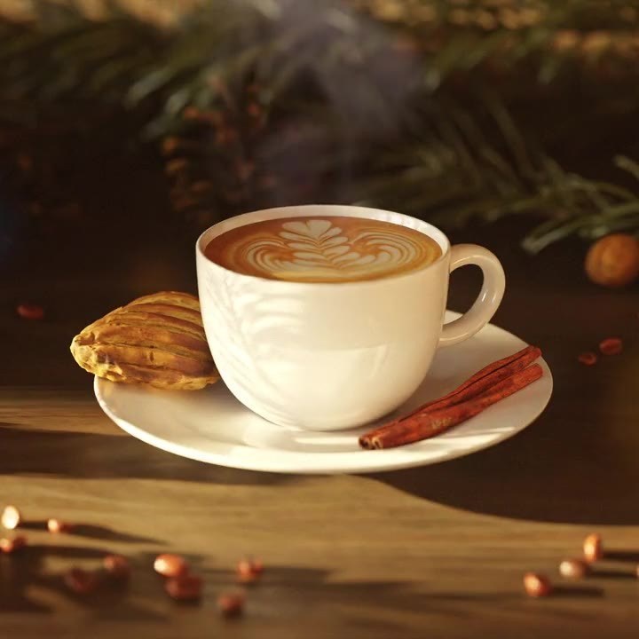 Dampfende Tasse Cappuccino auf einem Holztisch