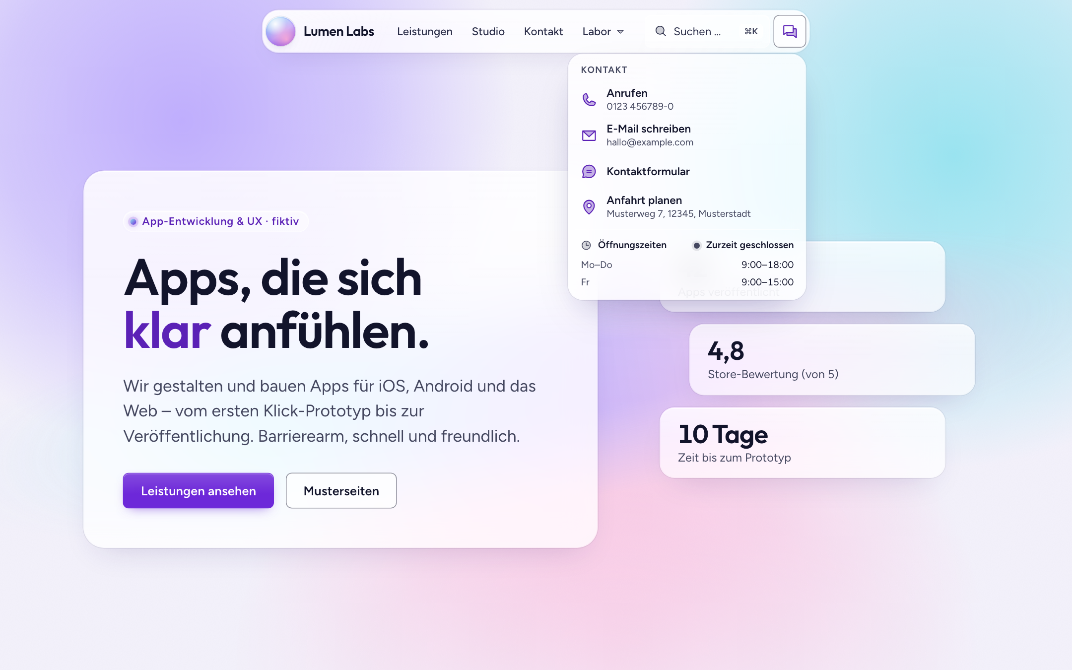Kopfbereich im Kit „Glas“: Befehlsfeld „Suchen … ⌘K“ und geöffnetes Kontakt-Menü als Glaspaneel mit Anrufen, E-Mail, Kontaktformular, Anfahrt und Öffnungszeiten (Demo „Lumen Labs“, fiktiv)