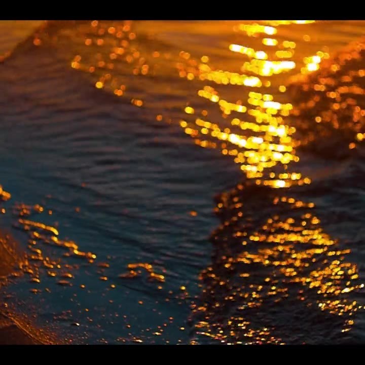 Wellen im goldenen Licht des Sonnenuntergangs