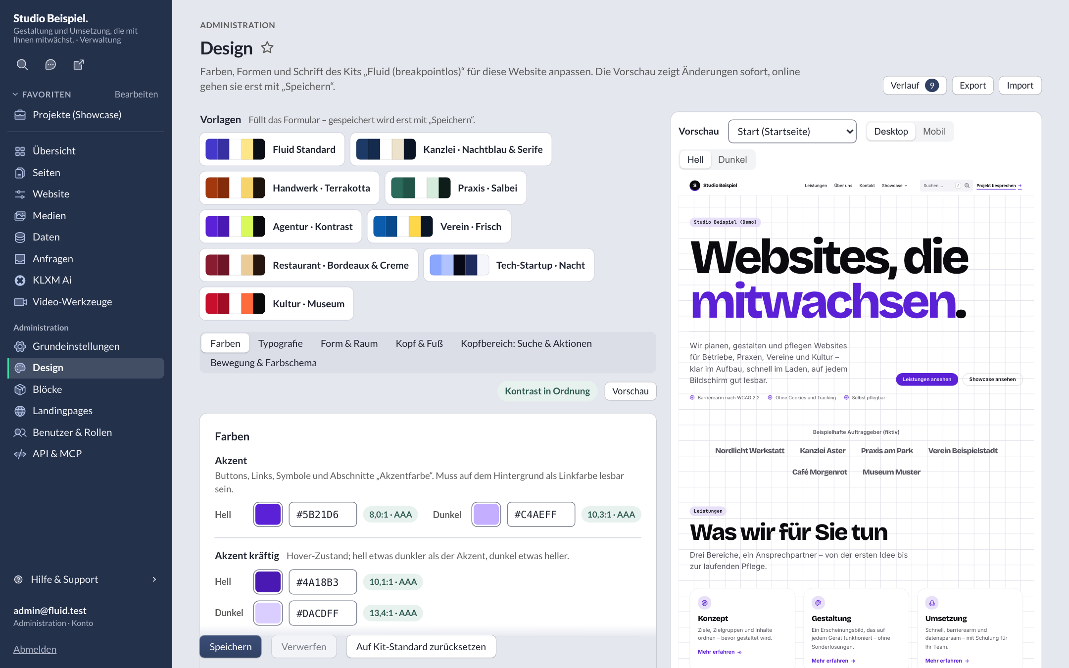 Style-Editor der Verwaltung: Design-Vorlagen, Farbfelder mit Kontrastwerten (z. B. „8,0:1 · AAA“) und Live-Vorschau der Startseite