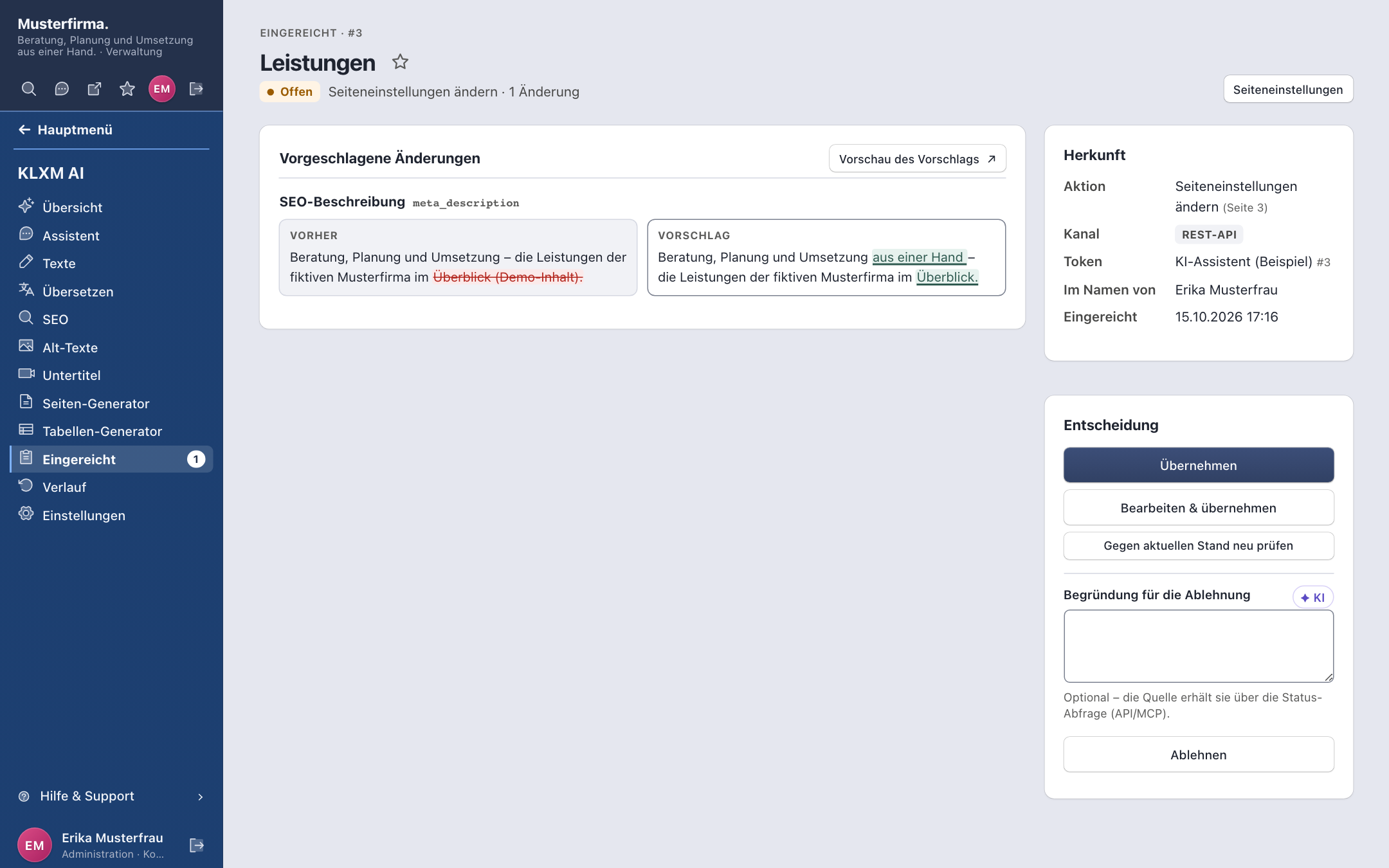 Prüf-Ebene „Eingereicht“: KI-Vorschlag „Chat-Review“ mit vorgeschlagenen Änderungen je Feld, Herkunft und Entscheidung (Übernehmen oder Ablehnen)